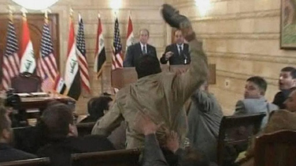 منتظر الزيدي.. الصحفي الذي ضرب بوش بحذاءه في تونس