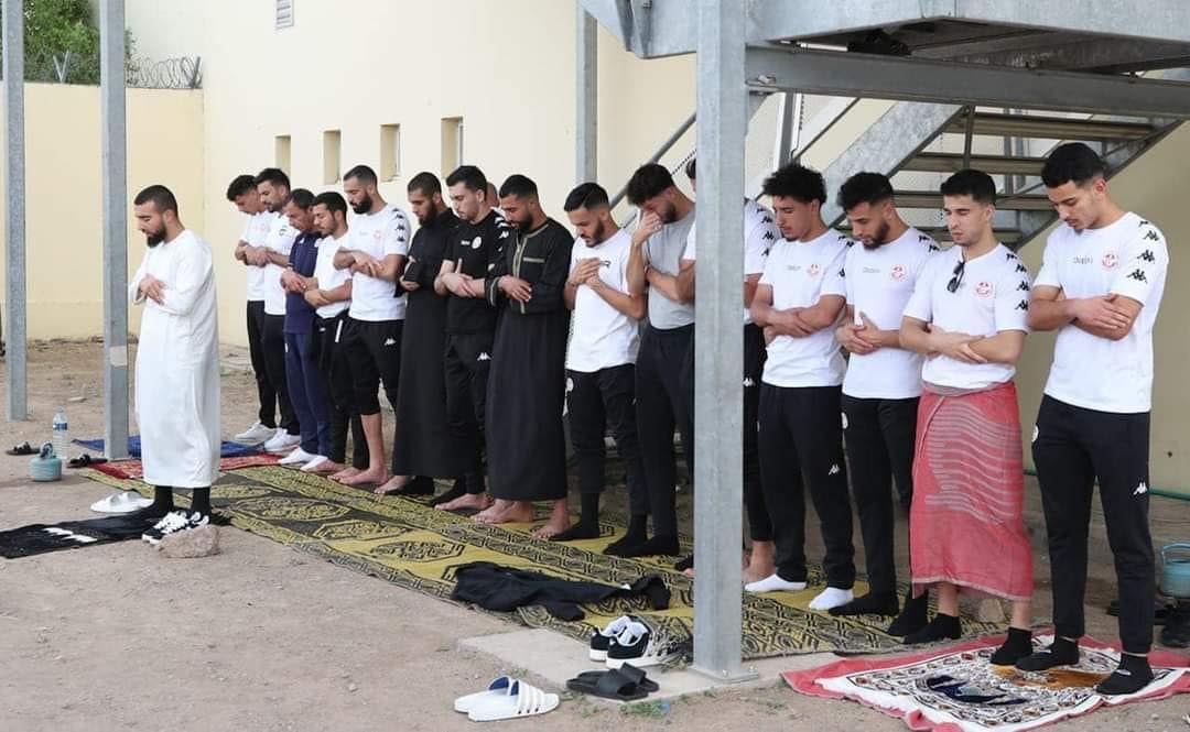 يؤمهم السليتي .. تونسيون يتفاعلون مع صورة الصلاة الجماعية للنسور