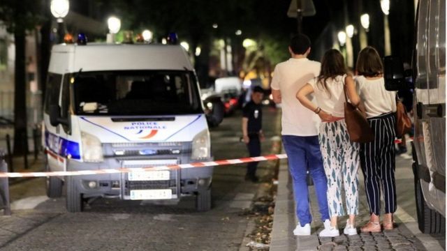 باريس/ إصابة 3 أشخاص في هجوم بسكين