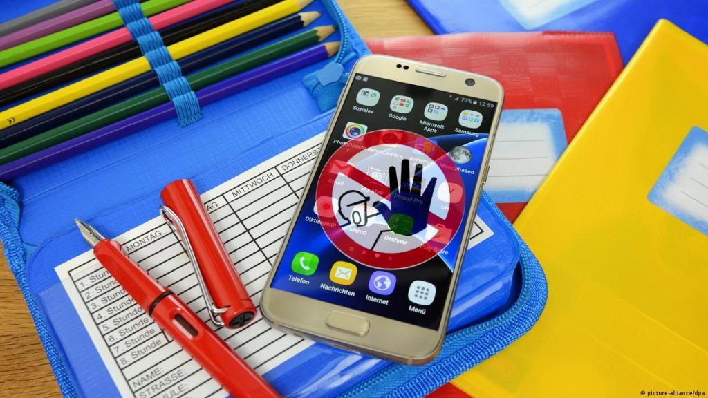 بلد أوروبي يحظر استخدام الهواتف المحمولة داخل المدارس