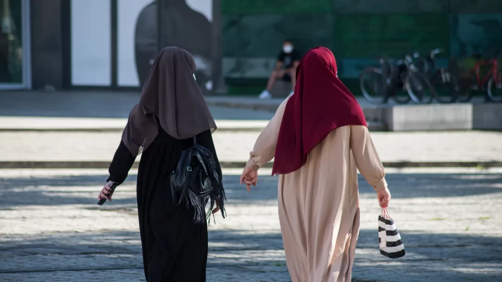 حجاب وصلاة داخل الباحات.. جدل في فرنسا بعد عودة "مظاهر التدين" بالجامعات