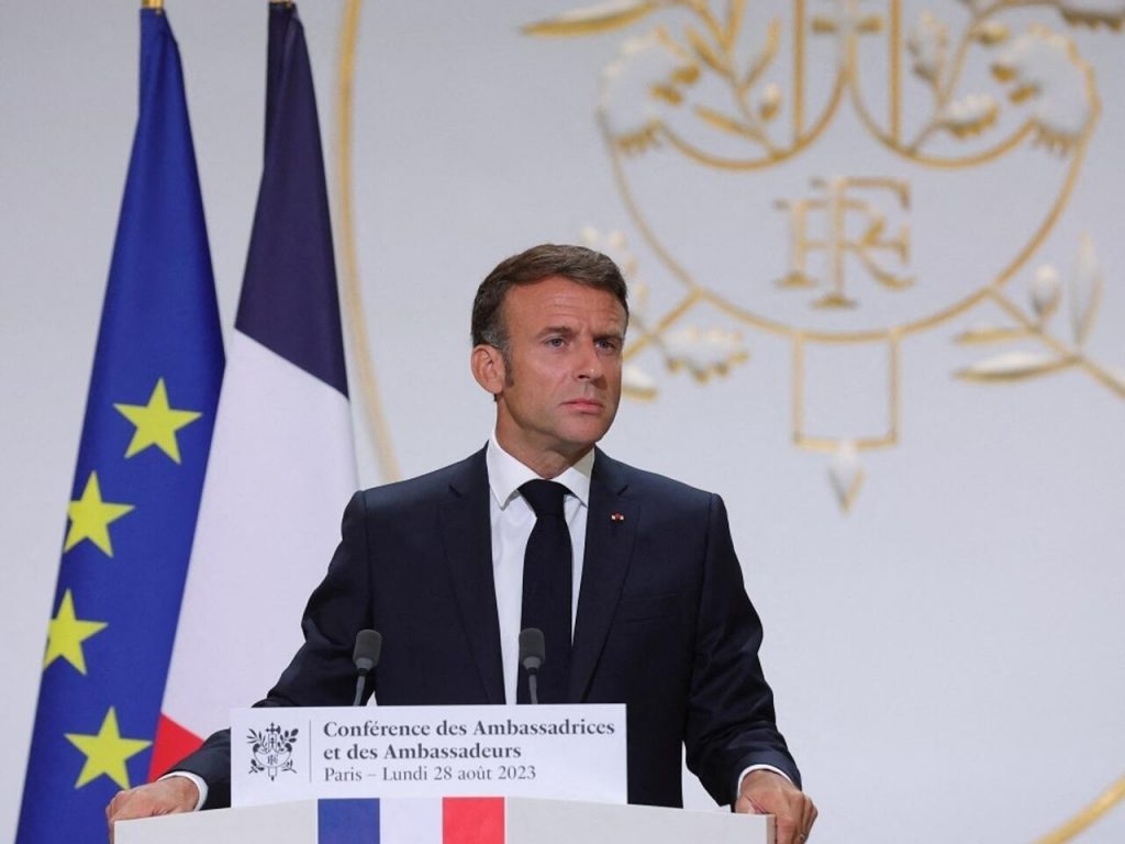 حزب فرنسي معارض يتهم ماكرون بالخيانة