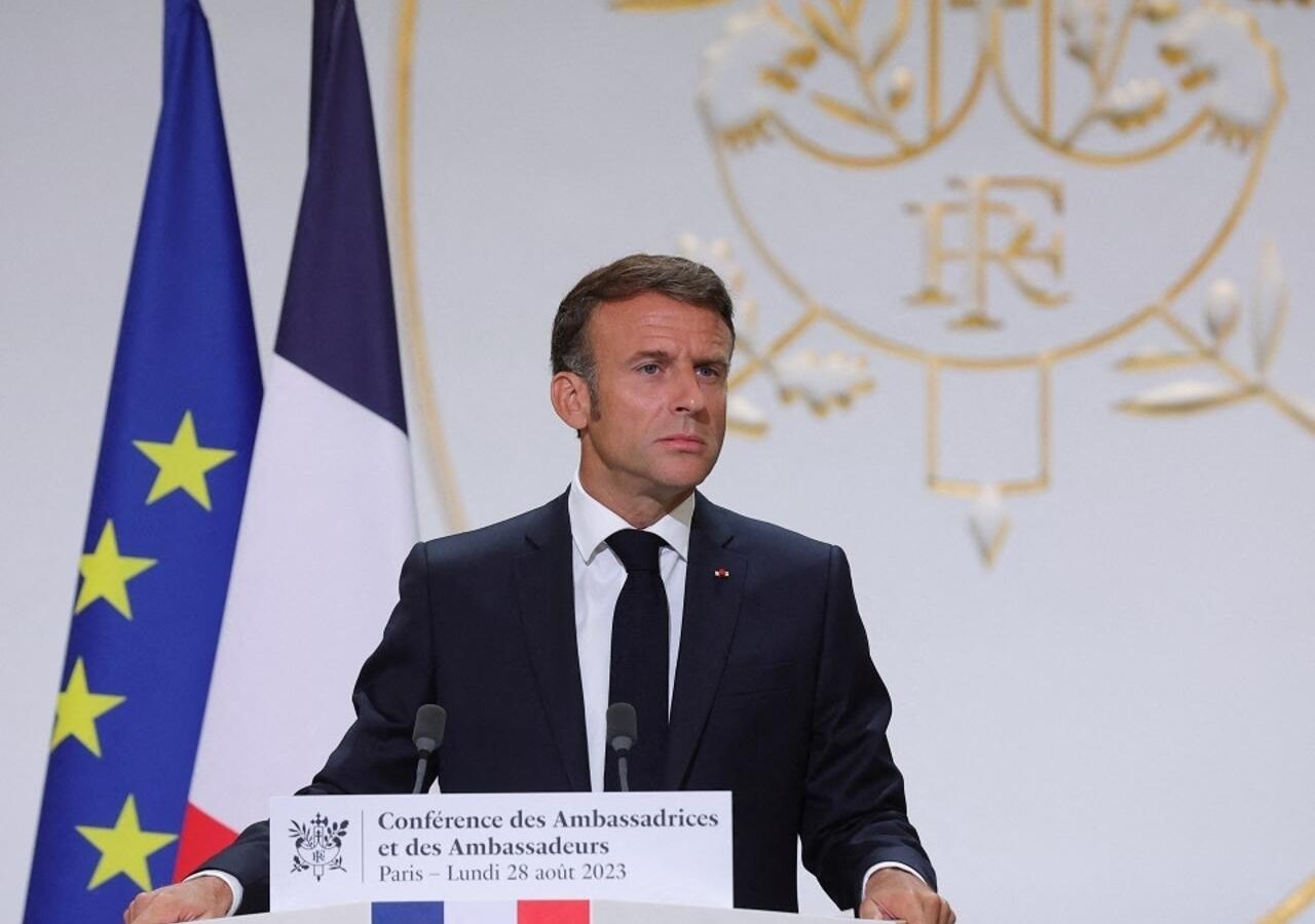 حزب فرنسي معارض يتهم ماكرون بالخيانة
