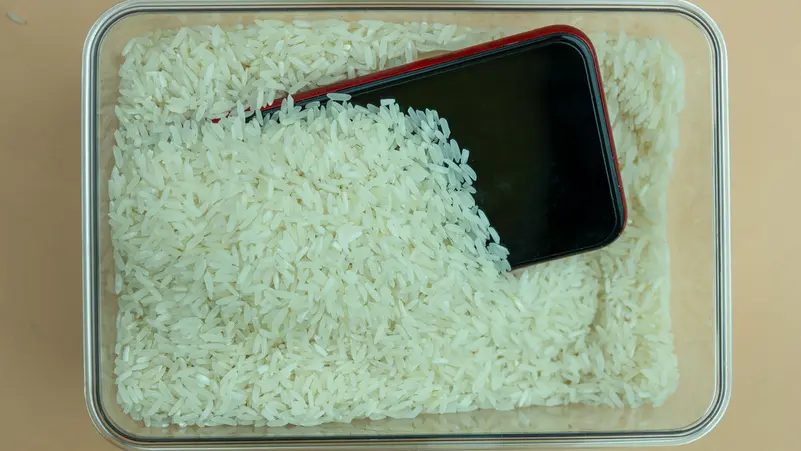 حيلة وضع هاتف مبلل في الأرز.. ابل تحذر!