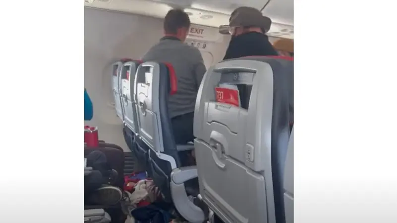 فيديو.. راكب يحاول فتح باب طائرة على علو 8000 متر بالجو