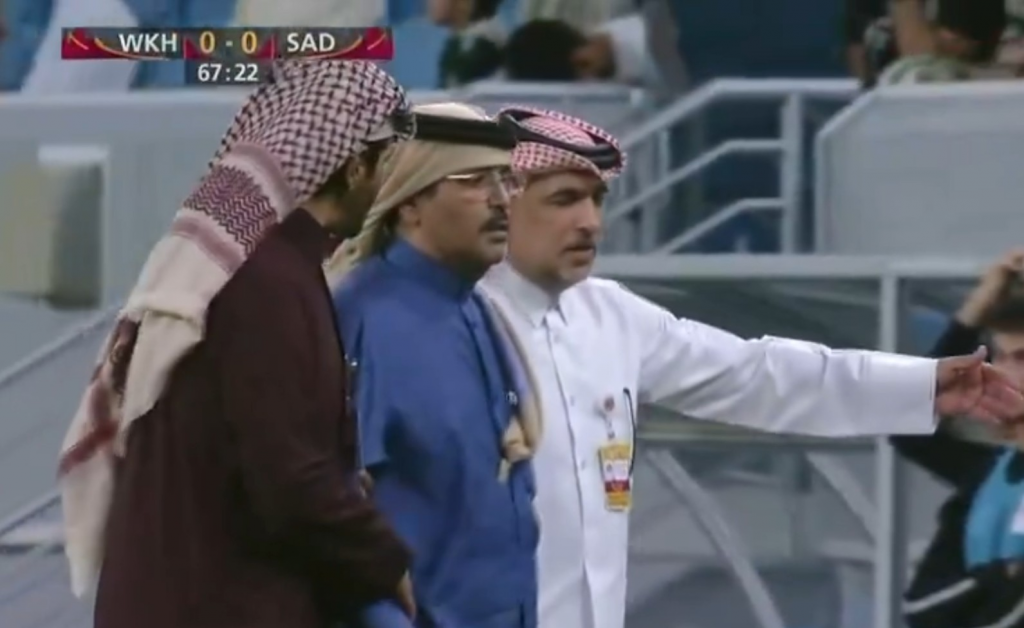 سابقة في قطر/ رئيس نادي ينزل للملعب ليعترض على الحكم ويُطالب فريقه بالانسحاب