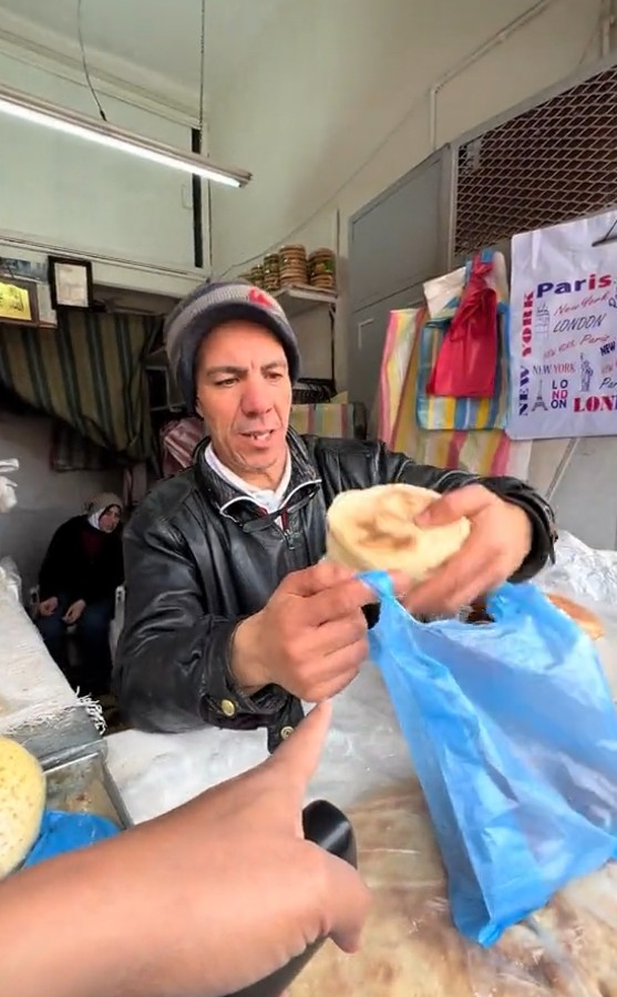 أكرمه بالخبز مجاناً/ سعودي يهدي بائعا جزائريا عمرة (صور)