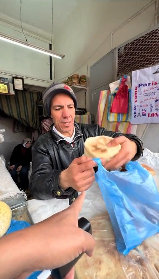 سعودي يهدي بائع خبز جزائري عمرة