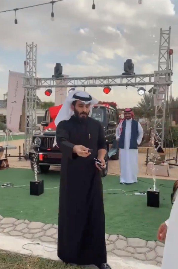 دون شروط/  سعودي يوزع سيارات مرسيديس فارهة كهدايا (صور)