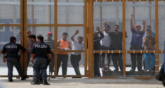 شاهد/ اعتداءات متكررة ضد مهاجرين تونسيين داخل السجون ومراكز الحجز في إيطاليا (التفاصيل لـ 
