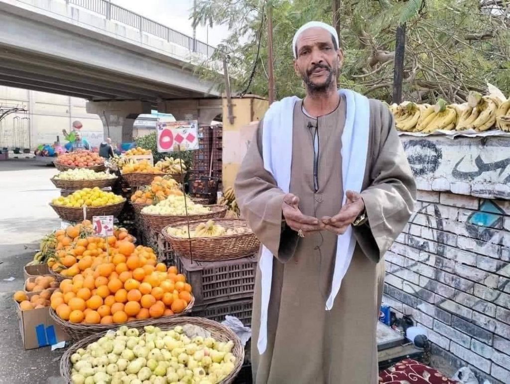 صعيدي شهم.. مكافأة غير متوقعة لمصري ألقى البرتقال وسط شاحنات المساعدات لغزة