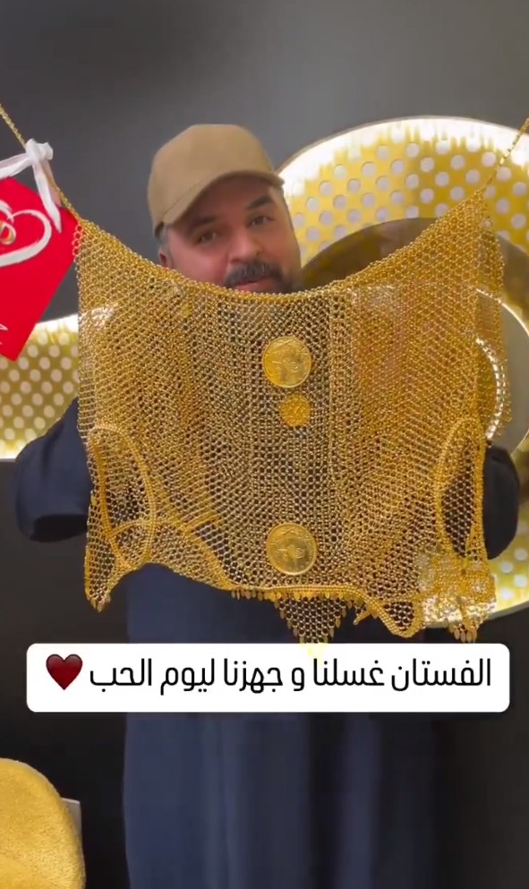 فستان مصنوع من الذهب بمناسبة عيد الحب يثير الجدل في الكويت