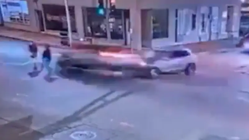 فيديو لسائق متهور يدهس امرأة وابنتها