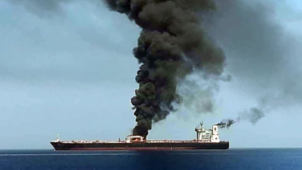 حريق بسفينة للاحتلال استُهدفت قبالة شواطئ عدن
