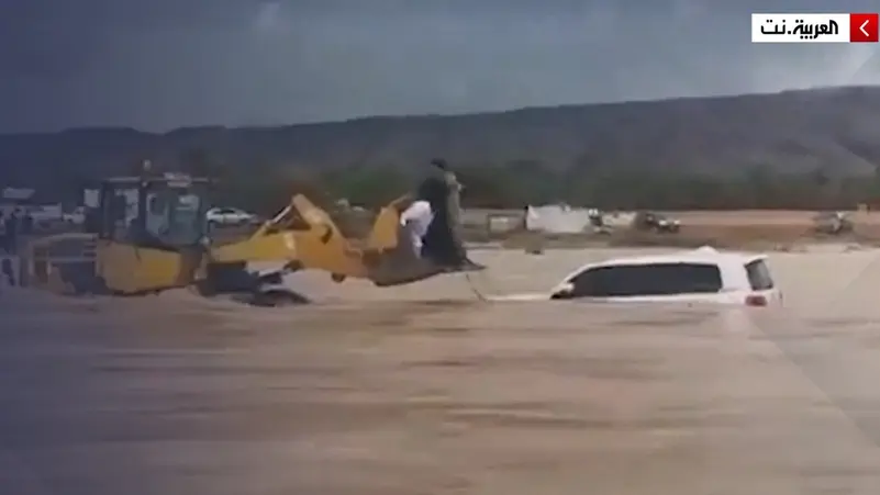 فيديو/ جرافة تنقذ شخصين من داخل السيول الجارفة