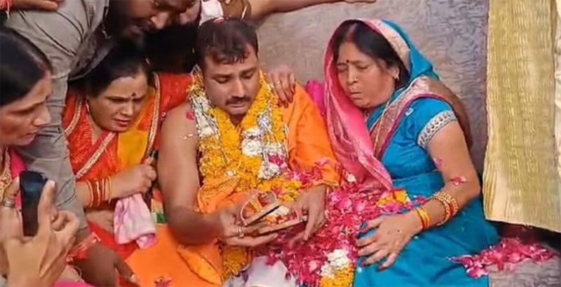 هندي يهدي والدته حذاء من جلده