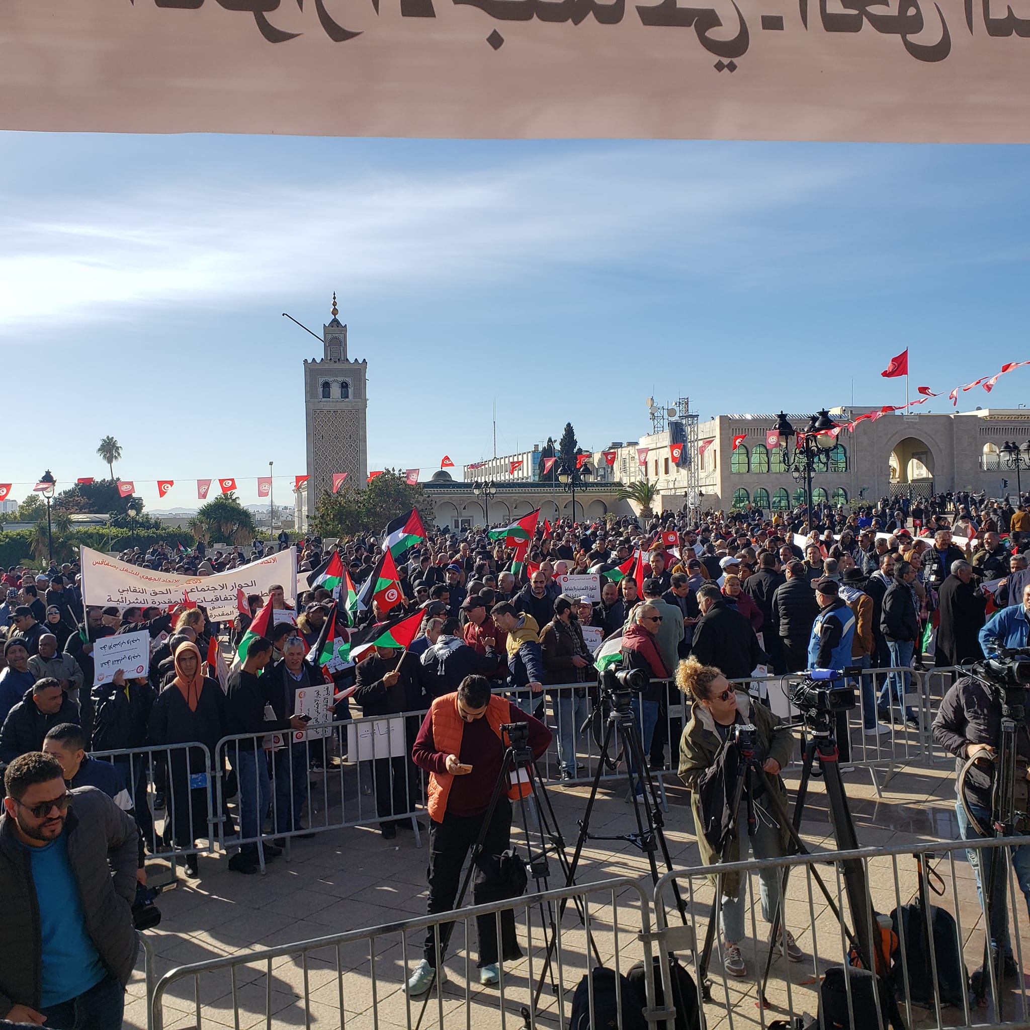 ساحة القصبة/ اتحاد الشغل ينشر صورا لبداية توافد انصاره