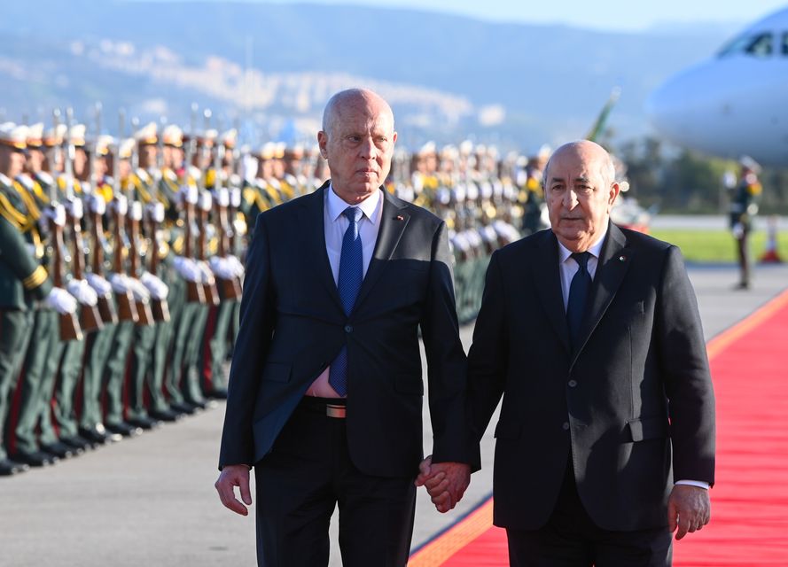 وصول رئيس الدولة للجزائر (صور+ فيديو)