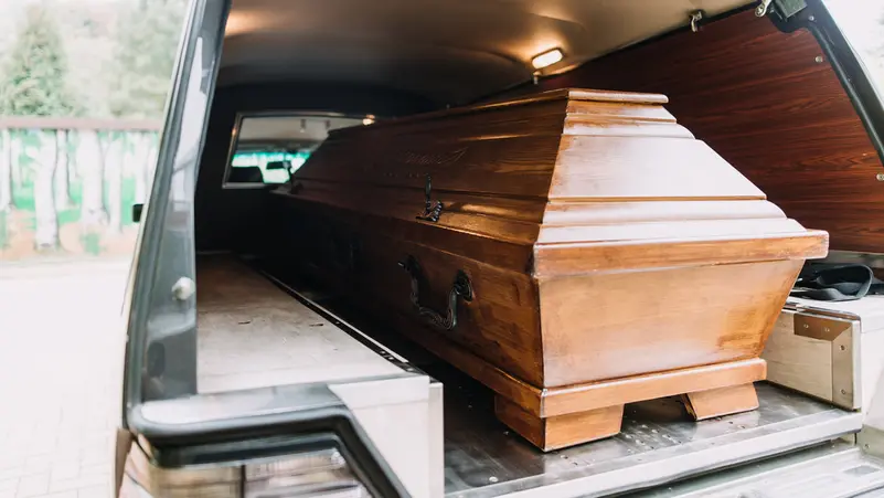 تحرك جثمان سيدة خلال جنازتها