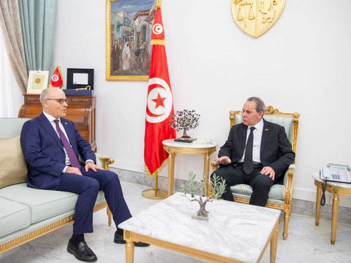 استعدادات عودة التونسيين بالخارج في لقاء الحشاني بوزير الخارجية