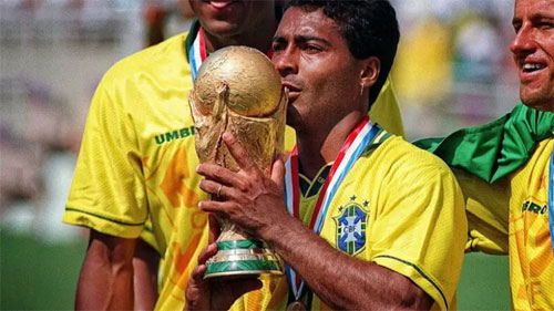 في سن الـ58/ النجم البرازيلي روماريو يعود للملاعب