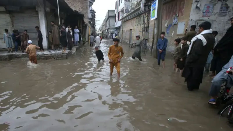 باكستان/ الفيضانات تودي بحياة 98 شخصا