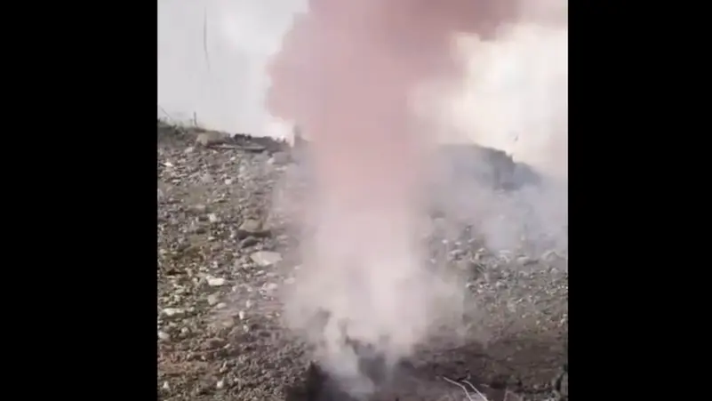 فيديو غامض بعد الفيضانات.. خروج دخان ملون من حفرة في عُمان