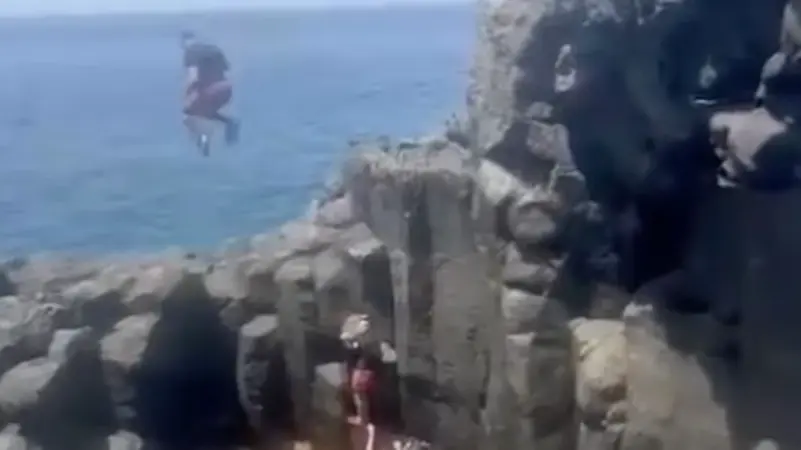 فيديو مخيف لشاب يقفز من علو شاهق.. يخطئ بتقديره ويرتطم بالصخور