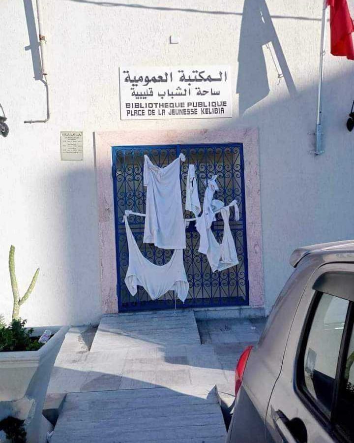 قليبية/ نشر ملابس على باب المكتبة العمومية والمندوبية توضح