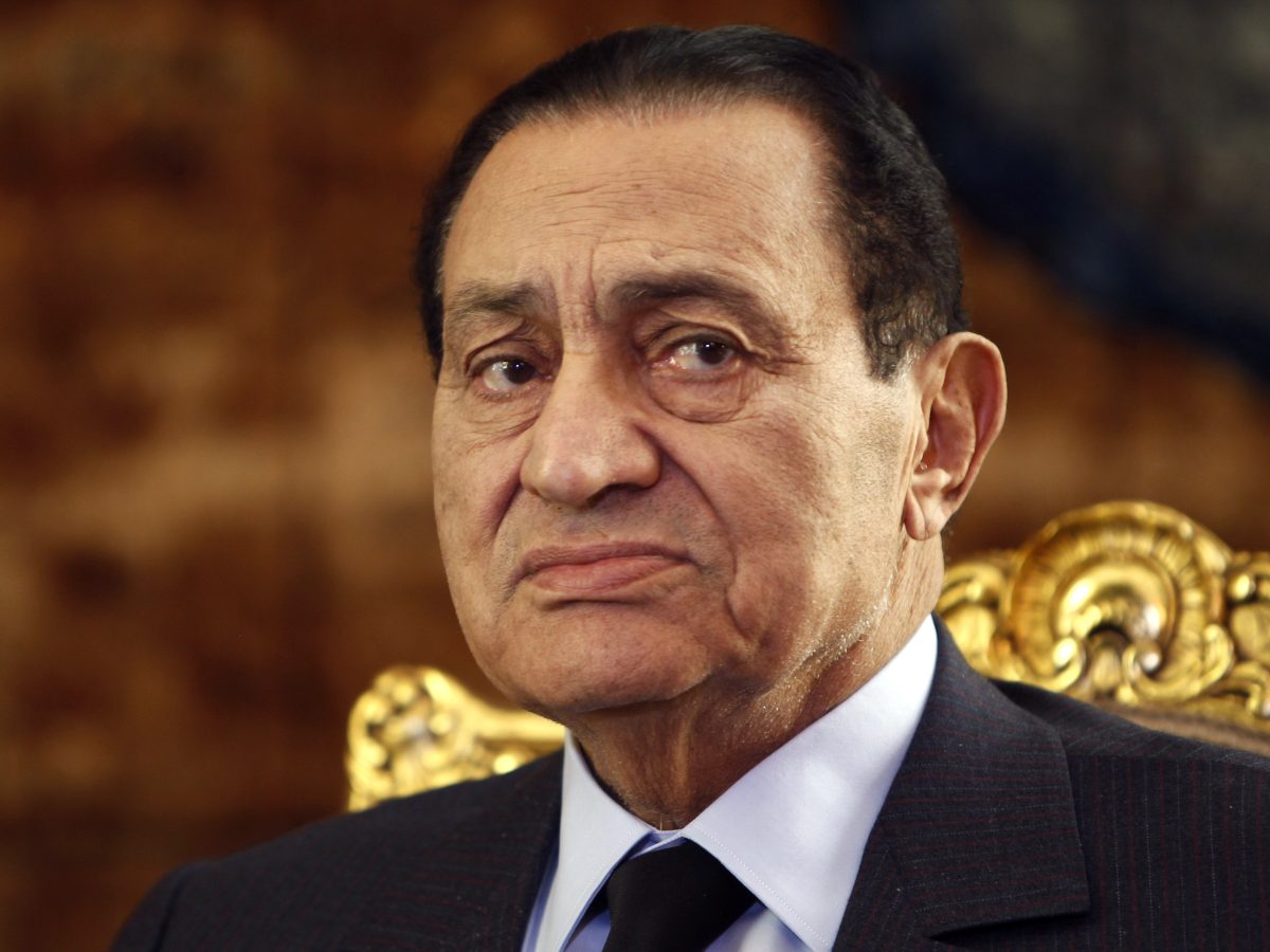 لن تفرق بينهما .. موسيقار هندي يشبه الرئيس المصري الراحل حسني مبارك (صور)