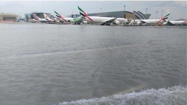 شاهد/ الأمطار تحوّل مدرج مطار دبي إلى بحيرة (فيديو)