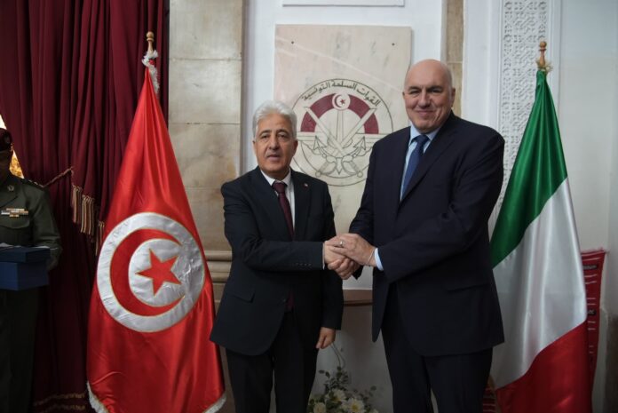 وزير الدفاع الإيطالي في زيارة خاطفة لتونس.. التفاصيل