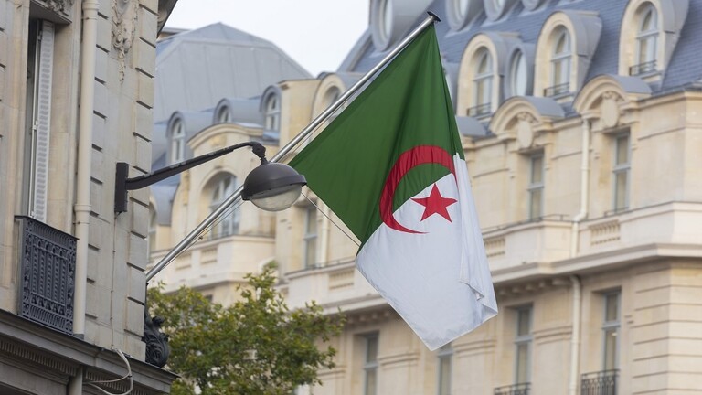  الجزائر.. المؤبد لمسربي معلومات أو وثائق سرية عن الأمن والدفاع عبر مواقع التواصل