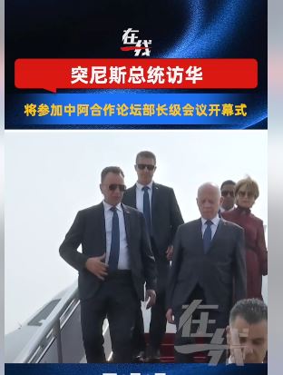 رفقة حرمه/ فيديو لوصول رئيس الدولة إلى بيكين
