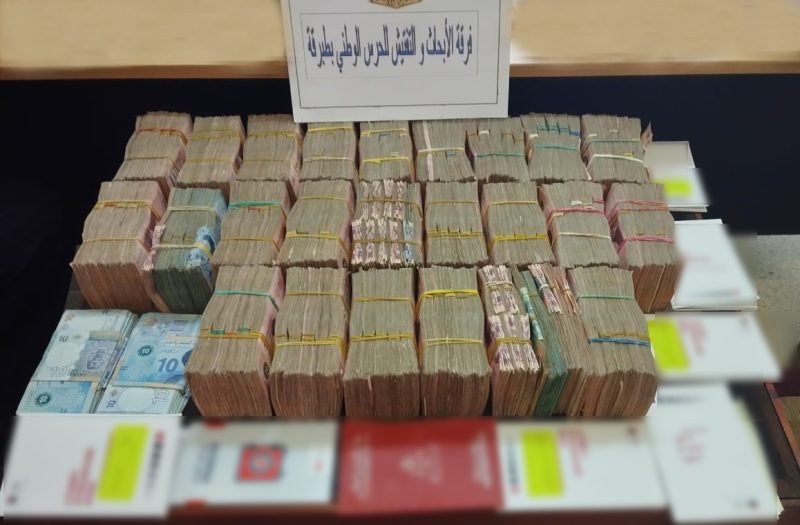 طبرقة.. حجز 236 ألف دينار وعقود بيع وشراء عقارات في منزل مُهرب