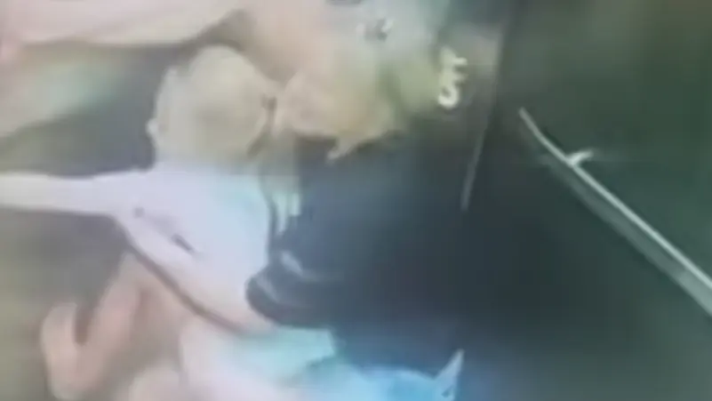 فيديو لطفلة تعلق يدها في المصعد.. ووالدتها تحاول تحريرها