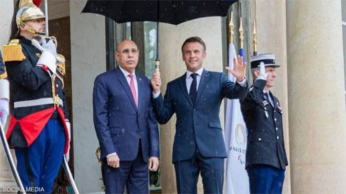 ماكرون يمسك المظلة للرئيس الموريتاني.. أي دلالة للصورة؟