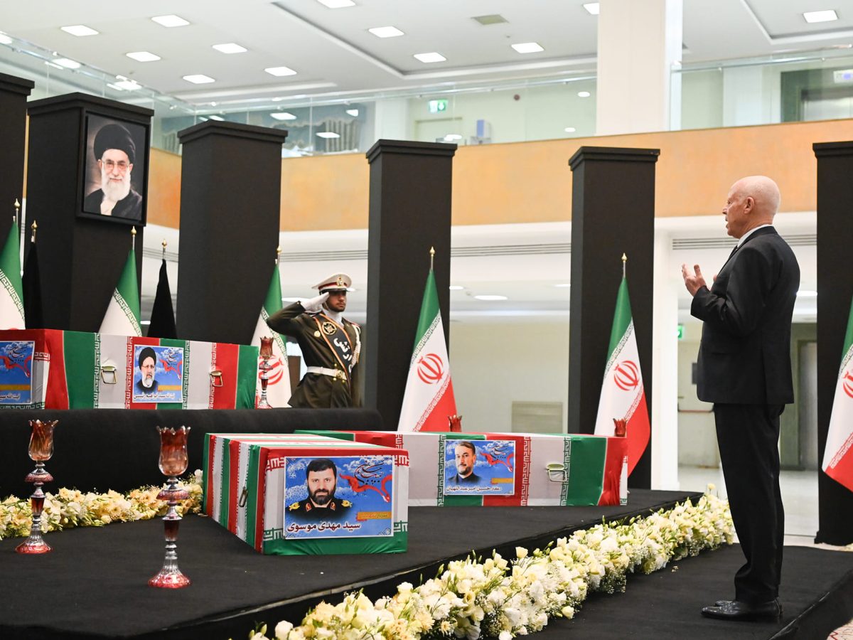 مراسم تقديم سعيد لواجب العزاء في وفاة رئيس إيران (صور)