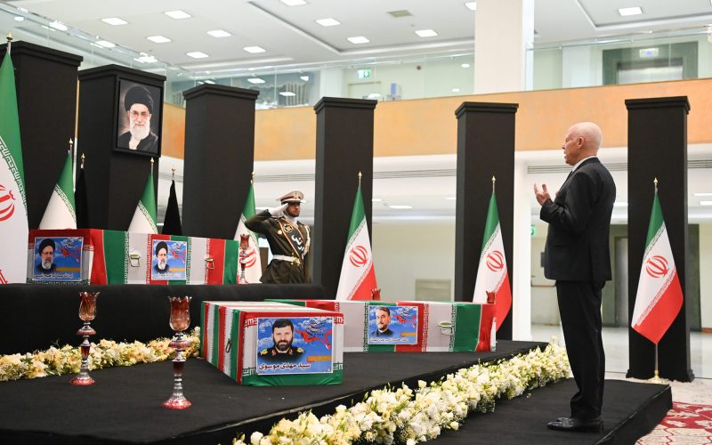 مراسم تقديم سعيد لواجب العزاء في وفاة رئيس إيران (صور)