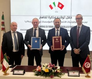 وزير الصناعة الإيطالي يصل الى تونس بمهمة رسميّة في اطار خطة “ماتي”