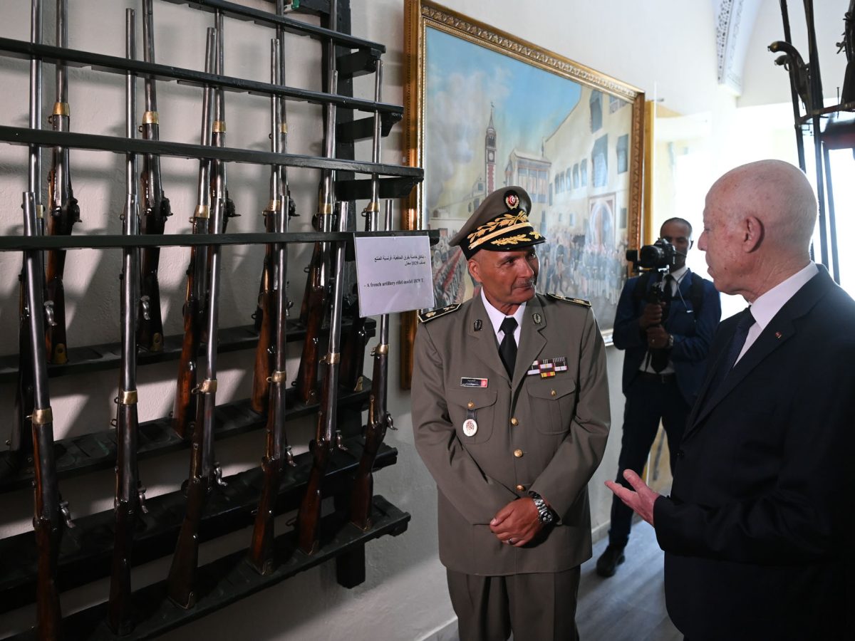 الرئيس يهدي المتحف العسكري صورا لتصنيع المدافع