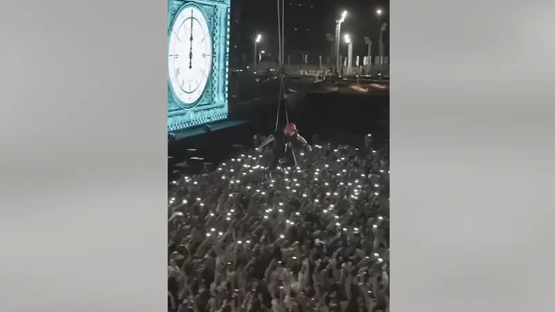 طار 120 متراً.. تامر حسني يقوم بعرض خطير أمام جمهوره