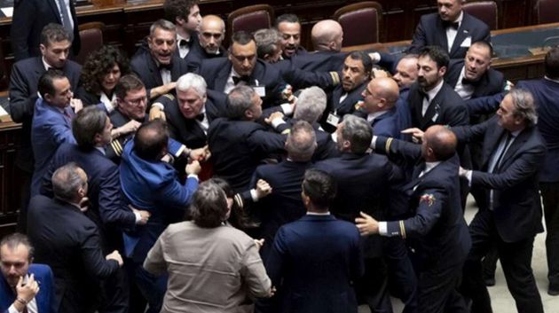 عراك بالأيدي تحت قبة البرلمان الإيطالي (فيديو)