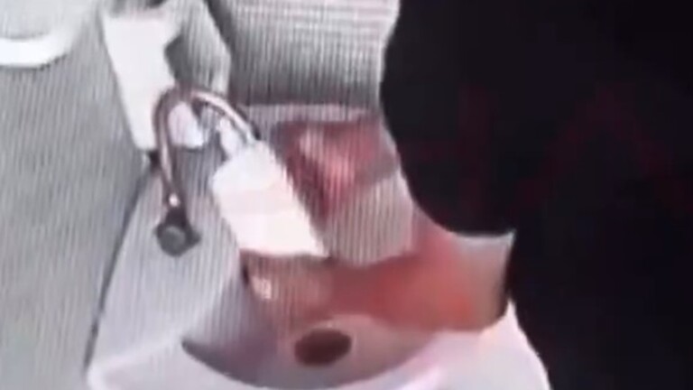 فيديو/ ثري يسرق صابونة من حمام مسجد!