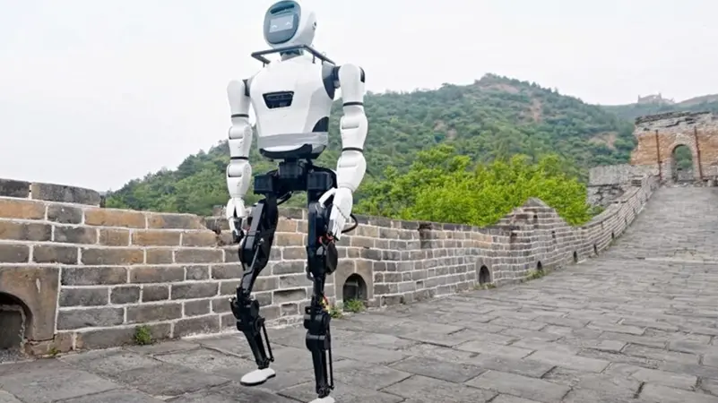لأول مرة… شاهد روبوت يمشي كالإنسان على سور الصين