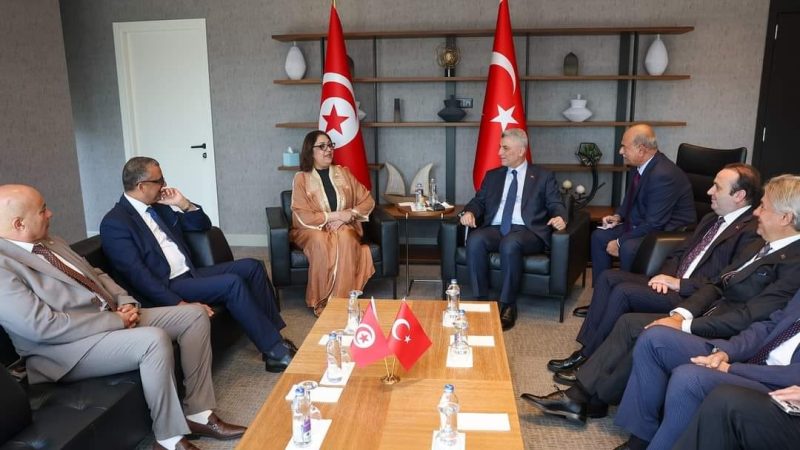 وزيرة التجارة تحث السياح الأتراك على زيارة تونس