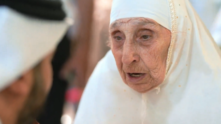 عمرها 130 عاما.. وصول أكبر حاجة إلى السعودية (فيديو)