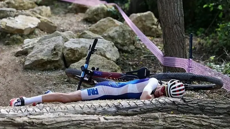 الأولمبياد درّاجة تتعرض لحادث مروع (صور)