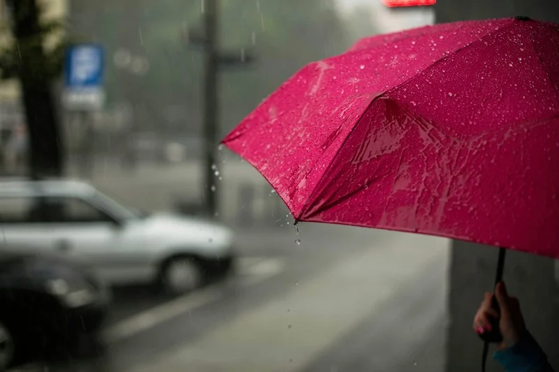 رئيس بلدية فرنسي يصدر أمرا لوقف المطر
