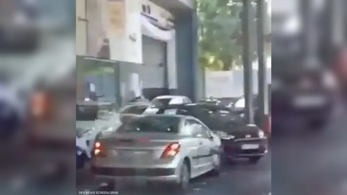 فيديو/ سيدة غاضبة تقتحم محطة محروقات في لبنان